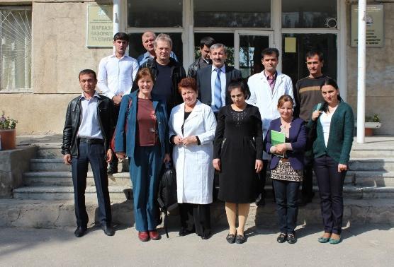 Analyyttisen laboratorion henkilökuntaa Dushanbessa